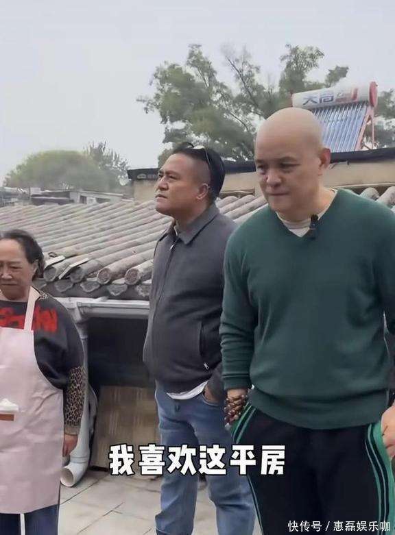 京四合院装修简陋厨房拥挤房顶种菜很勤俭pg电子娱乐平台83岁孙桂田一人住北(图2)