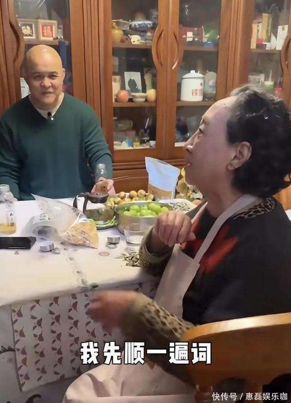 京四合院装修简陋厨房拥挤房顶种菜很勤俭pg电子娱乐平台83岁孙桂田一人住北(图4)