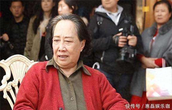 京四合院装修简陋厨房拥挤房顶种菜很勤俭pg电子娱乐平台83岁孙桂田一人住北(图6)