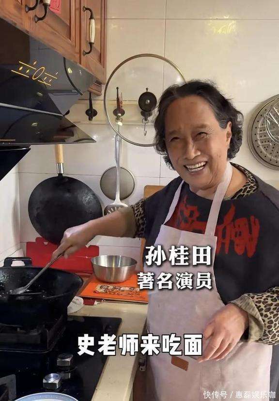 京四合院装修简陋厨房拥挤房顶种菜很勤俭pg电子娱乐平台83岁孙桂田一人住北(图9)